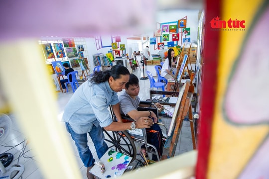 Người thầy khơi dậy niềm đam mê hội họa cho thanh niên khuyết tật
