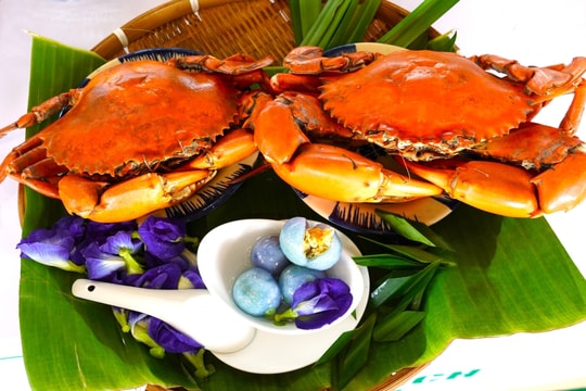 Khách lần đầu trải nghiệm món chè nhân thịt cua