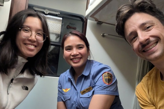 Khách nước ngoài mắc kẹt trên tàu do lũ ngập được giải cứu