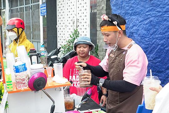 Nhịp sống 'sáng vỉa hè, trưa văn phòng' của giới trẻ