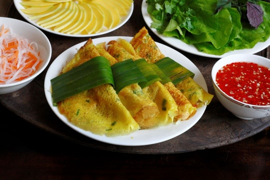 Cách làm bánh xèo giòn rụm, vàng ươm như nhà hàng