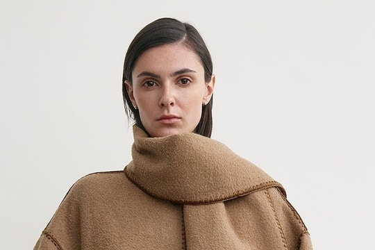 Áo kèm khăn - món đồ hot tạo vẻ 'giàu ngầm'