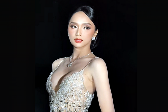 Váy 'giọt sương' của Hương Giang ở bán kết Miss Universe