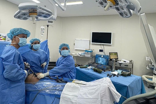 U buồng trứng 10 cm khiến cô gái đau bụng nhiều tháng