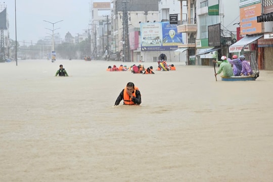 Thủ tướng yêu cầu 'bằng mọi biện pháp' cứu dân vùng lũ