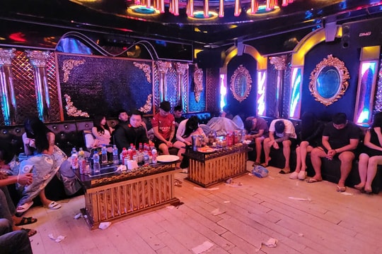Cảnh sát đột kích 3 quán karaoke, bắt 85 người