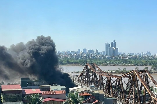 Cháy quán lẩu dưới chân cầu Long Biên