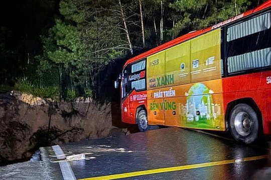 Đường đèo Mimosa ở Đà Lạt nứt toác, suýt cuốn ôtô khách