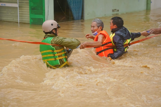 Bám dây, kết bè chuối cứu hộ dân vùng ngập