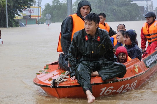 Cứu hộ dân vùng ngập ở Đăk Lăk, Khánh Hòa