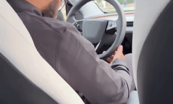 Tài xế an toàn trên robotaxi của Tesla gục đầu sau vô-lăng
