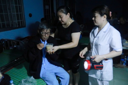 Đêm không điện giữa nước lũ bủa vây ở bệnh viện Quy Nhơn