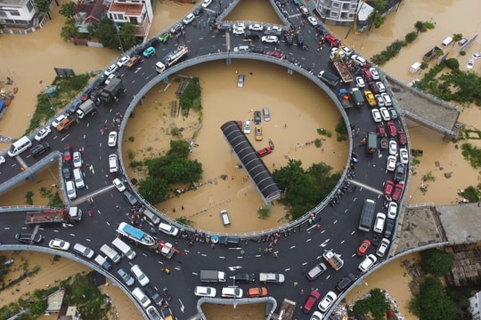 Giao thông nhiều nơi tê liệt do mưa lũ