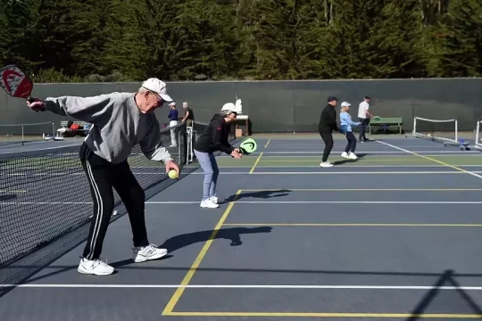 Thành phố Mỹ muốn cấm pickleball vì ồn ào