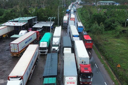 Sân bay, đường sắt, quốc lộ qua miền Trung tê liệt