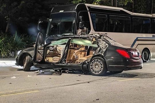 Xe Mercedes đâm xe khách đỗ ven đường, một người tử vong