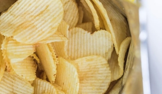 Bé trai tử vong khi nuốt phải đồ chơi trong gói khoai tây chiên