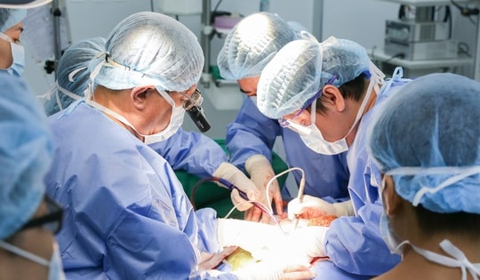 Bóc thành công khối u quái gần 2kg chèn ép vùng cổ cụ bà 81 tuổi