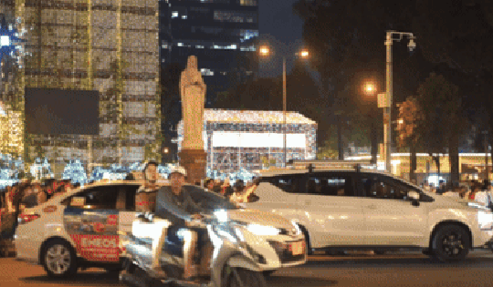 VIDEO: Xóm đạo, nhà thờ ở TP HCM lung linh trong đêm Giáng sinh