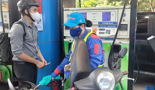 Giá xăng giảm nhẹ 34-37 đồng/lít, dầu hỏa tăng 353 đồng/lít