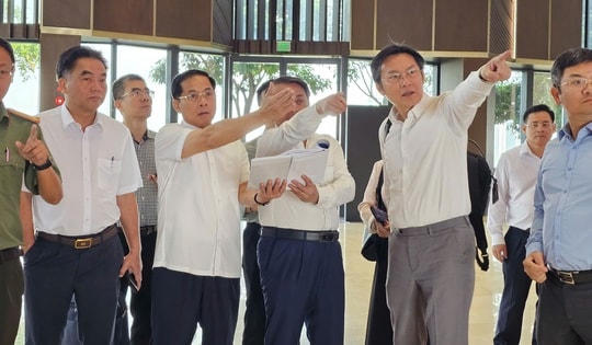 Hình ảnh Phó Thủ tướng Bùi Thanh Sơn kiểm tra tiến độ tổ chức Diễn đàn Kinh tế Mùa thu tại TP HCM