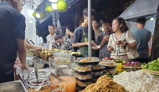 Người dân TP HCM nườm nượp đi thưởng thức món ngon ở Ngày hội sợi gạo
