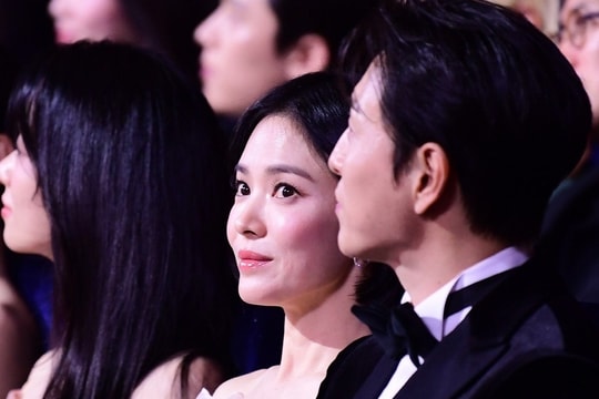 Song Hye Kyo gây chú ý