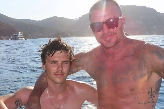 Vợ chồng Beckham 'bật khóc vì con'