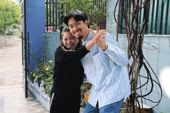 Đen Vâu về thăm cô giáo cũ ở Quảng Ninh