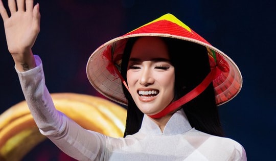 Trọn vẹn khoảnh khắc Hương Giang tỏa sáng trong tà áo dài trắng tại Miss Universe 2025