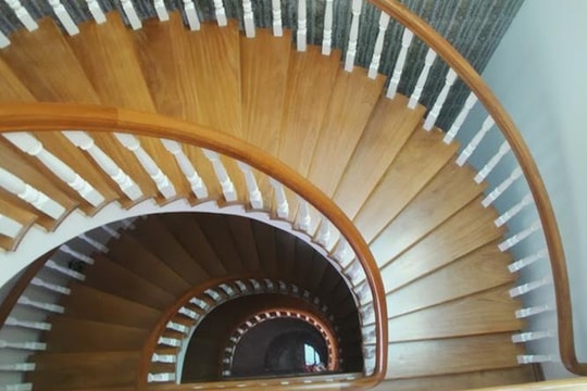 Mặt bậc cầu thang gỗ tự nhiên nên dùng loại nào?