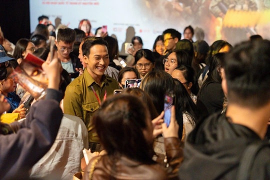 Dàn diễn viên 'Mưa đỏ' xúc động tại buổi chiếu mở màn LHP Việt Nam lần thứ 24