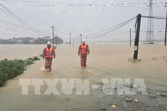 Mưa lũ miền Trung - Tây Nguyên: Gần 50% phụ tải mất điện đã được khôi phục