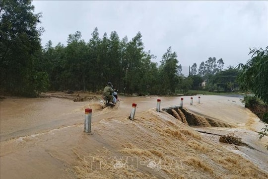 Mưa lũ miền Trung - Tây Nguyên: Còn 26 vị trí trên các tuyến quốc lộ bị ngập lụt, sạt lở