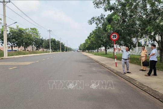 Đường hạn chế tốc độ 'rùa bò' 20 km/h gây khó cho lái xe