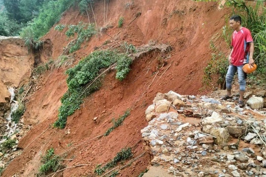 Trên 300 người dân xã Cà Đam (Quảng Ngãi) vẫn bị chia cắt do đường bị đứt gãy