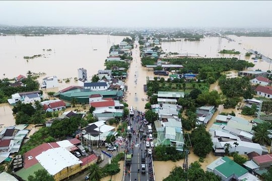 Còn 30 vị trí trên các tuyến quốc lộ bị ngập do mưa lũ gây ách tắc giao thông