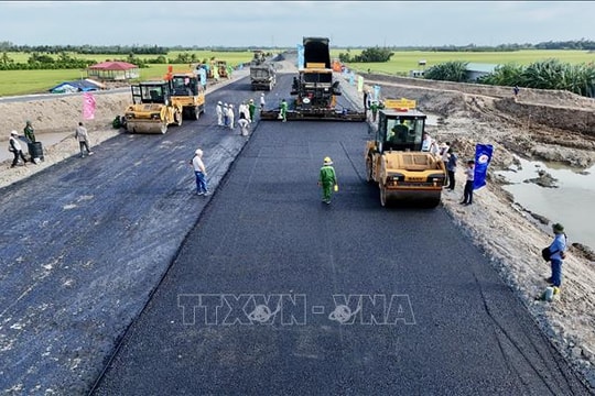 Bắt đầu thảm nhựa cao tốc Châu Đốc - Cần Thơ - Sóc Trăng đoạn qua An Giang