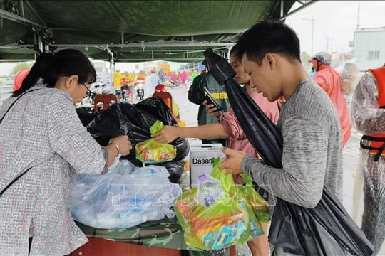 Đảm bảo cung ứng đầy đủ nhu yếu phẩm cho người dân vùng lũ Khánh Hòa