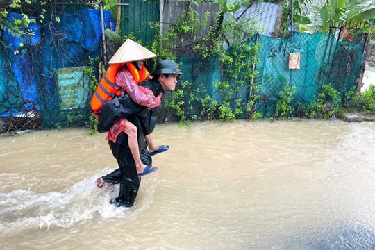 Lực lượng Quân đội dồn tâm sức ứng cứu giúp dân chống lũ