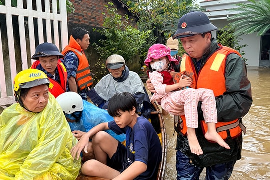 Chi đội Kiểm ngư 4 sơ tán và trao quà hỗ trợ dân vùng lụt