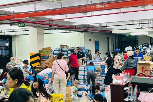 Đông đảo người dân đến Ủy ban Mặt trận Tổ quốc Việt Nam TP Hồ Chí Minh ủng hộ đồng bào miền Trung