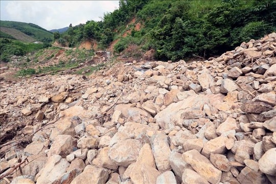 Sơn La: Tắc đường tại Km17+765-Km17+780 thuộc địa phận xã Đoàn Kết do sạt lở đá