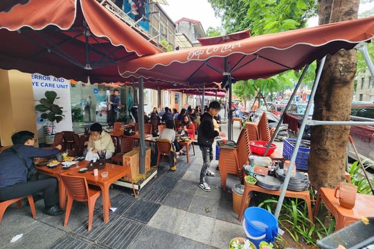 Nhức nhối tình trạng 'xẻ thịt' vỉa hè làm hàng quán, bãi xe ở Hà Nội