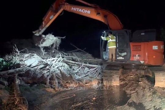 Hỗ trợ vật tư, trang thiết bị khắc phục hư hỏng đường bộ do mưa lũ