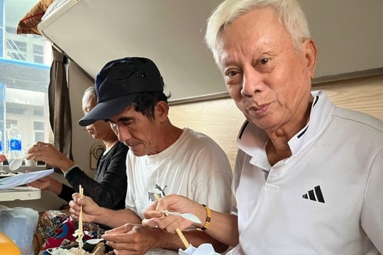 Cuộc sống ngày thứ 4 trên tàu Bắc - Nam của hành khách mắc kẹt do mưa lũ