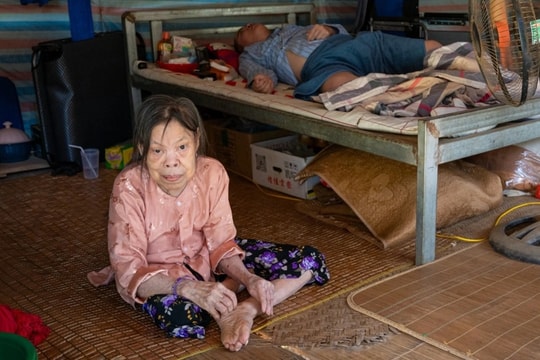 Người phụ nữ bất hạnh kiệt sức chăm mẹ tai biến và con trai liệt tứ chi