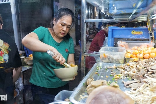 Quán hủ tiếu "đợi" chỉ dành cho... người kiên nhẫn, 2h sáng khách vẫn đông