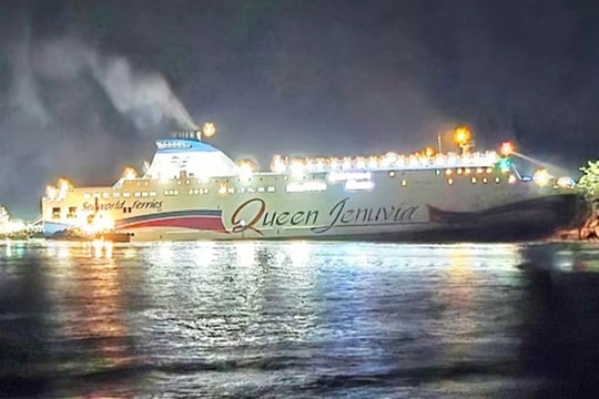 Người lái mải xem điện thoại, phà chở 246 hành khách bị mắc cạn ở đảo hoang