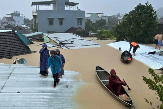 Miền Trung chìm trong "đại hồng thủy", tiếng kêu cứu khắp nơi